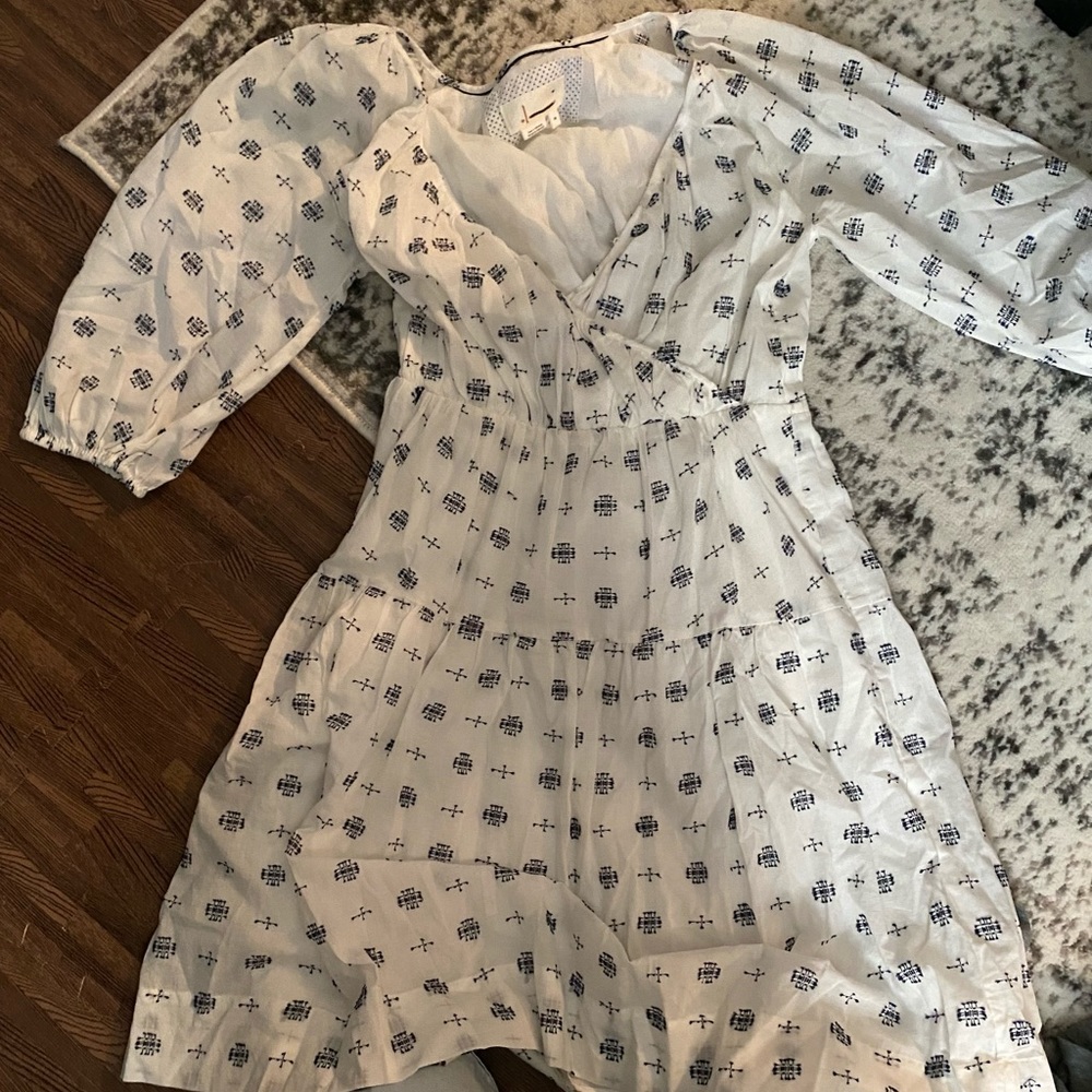 Cute flowy dress gives greece vacay vibes